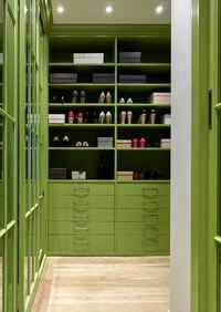 Г-образная гардеробная комната в зеленом цвете Люберцы